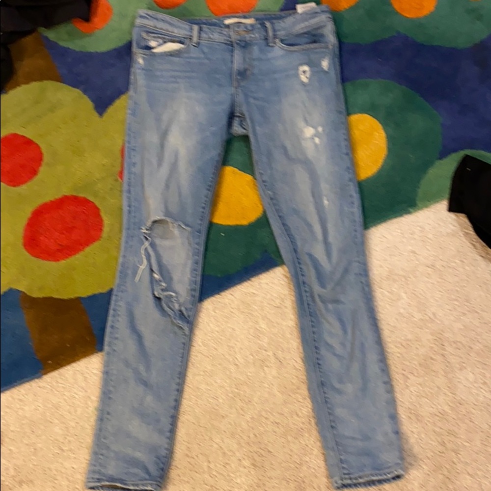 Sz 28 Light blue distressed Levi Skinny Jeans
